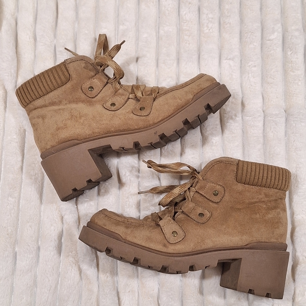Eva & Zoe Brooks Lace-Up Lug Sole Ankle Booties (Size 10) Tan